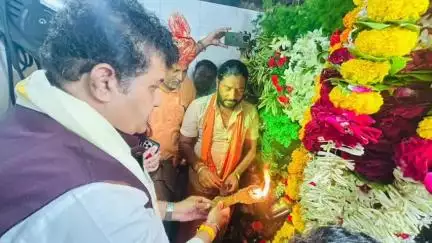 यवतमाळ: पालकमंत्री संजय राठोड यांनी पत्नीसोबत सोमदेवरट्टी दुर्गामाता यात्रेला लावली उपस्थिती