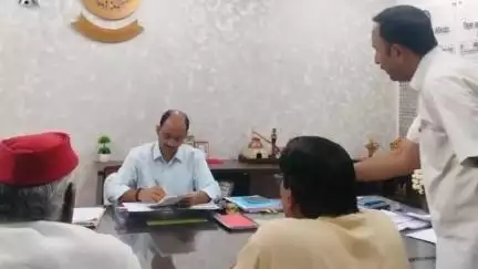 कन्नौज: सपा जिला प्रवक्ता विजय ने जनता की 3 मांगों को लेकर डीएम से की मुलाकात, सौंपा ज्ञापन