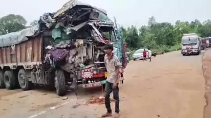 फरसाबहार: सोनाजोरी नाले के पास दो ट्रकों की टक्कर, चालक और खलासी गंभीर रूप से घायल