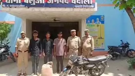 सकलडीहा: मजिदहा स्थित दुकान के बाहर से एक बोरी गेहूं चोरी कर भाग रहे तीन चोरों को पुलिस ने घेराबंदी कर पकड़ा