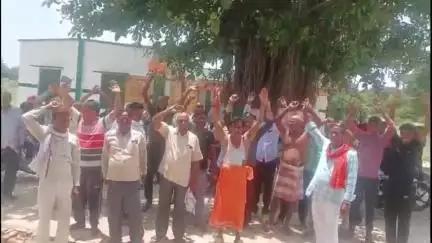 प्रतापगढ़: चकबंदी अधिकारियों पर अनियमितता का आरोप लगाकर पूरेधनी गांव में किसानों ने किया प्रदर्शन #jansamasya