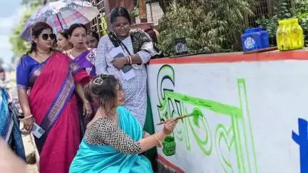 রানাঘাট ১: একুশে জুলাইয়ের সমর্থনে রানাঘাটে দেওয়াল লিখন কর্মসূচীতে পৌরসভার চেয়ারম্যান কোশলদেব ব্যানার্জী