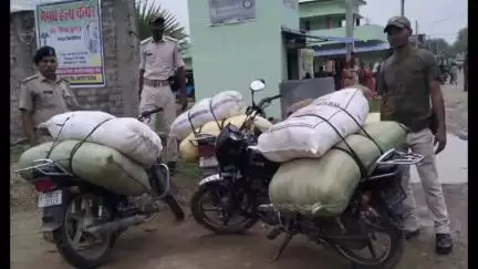 फतेहपुर: फतेहपुर पुलिस ने चार बाइक पर लदी 600 लीटर देसी शराब बरामद की, धंधेबाज के खिलाफ मामला दर्ज
