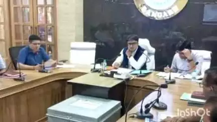 रामगढ़: समाहरणालय सभाकक्ष में उपायुक्त ने ज़िला अनाबद्ध निधि, पर्यटन विकास और डीएमएफटी के तहत हो रहे विकास कार्यों की समीक्षा की