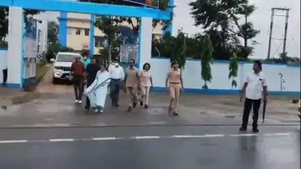 কাঁথি ৩: রথযাত্রা উপলক্ষে দিঘার জগন্নাথ ধামে যাওয়ার পথে আজ মারিশদা থানা পরিদর্শন করেন মুখ্যমন্ত্রী মমতা বন্দ্যোপাধ্যায়