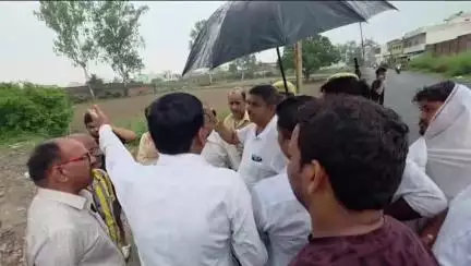 चंदौसी: चंदौसी रामबाग स्थित कैथल बाजार रोड पर एसडीएम विनय मिश्रा ने लोगों की शिकायत पर बंद पड़े नाले का किया निरीक्षण