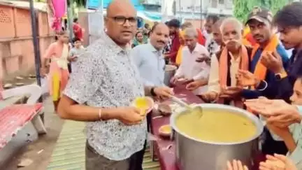 पन्ना: पूर्व कैबिनेट मंत्री व पन्ना विधायक बृजेंद्र प्रताप सिंह ने जुगल किशोर मंदिर में प्रसाद वितरण किया