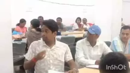 कौआकोल: नए मतदाताओं का नाम सूची में जोड़ने के लिए बीएलओ के साथ बडो BDO ने कौवाकोल प्रखंड कार्यालय में बैठक का आयोजन किया