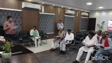 सासाराम: रोहतास जिला निर्वाचन पदाधिकारी सह जिला पदाधिकारी उदिता सिंह की उपस्थिति में कई पार्टी के अध्यक्षों और सचिवों की हुई बैठक