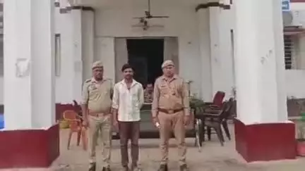 फतेहपुर: सोशल मीडिया पर अवैध असलहे के साथ फोटो वायरल करने वाले अभियुक्त को सदर कोतवाली पुलिस ने मिठनापुर पुलिया से किया गिरफ्तार
