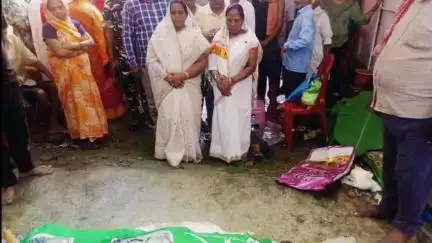 डुमरी: इसरी बाजार निवासी झामुमो के वरिष्ठ नेता सुमन सिन्हा का निधन, पूर्व मंत्री बेबी देवी ने परिजनों से की भेंट