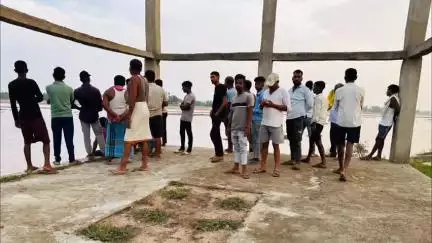 डोभी: फतेहपुर: नीलांजना नदी में नहाने गई महिला डूबी, ग्रामीणों ने बालू के गड्ढे में फंसने से डूबने की आशंका जताई
