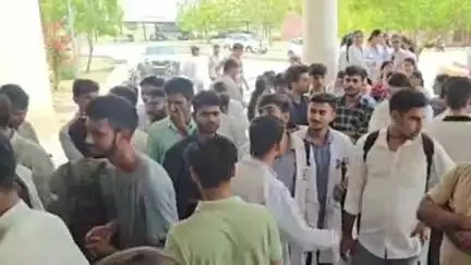 बाड़मेर: जिले के सबसे बड़े मेडिकल कॉलेज के कैंपस हॉस्टल में सुरक्षा व्यवस्था पर सवाल उठाते हुए स्टूडेंट्स ने किया प्रदर्शन
