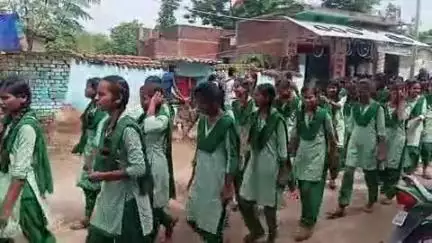 पाटन: किशनपुर: हीरानंद लक्ष्मी +2 उच्च विद्यालय के छात्रों और पाटन थाना प्रभारी की पहल पर प्रभात फेरी
