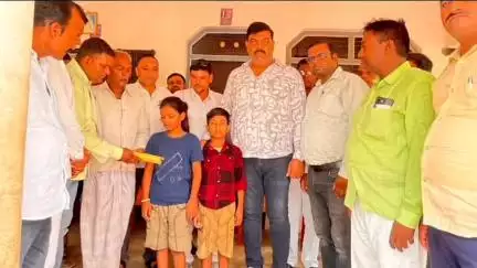 शाहगंज: सोंधी ब्लॉक में दुर्घटना में मृत सफाई कर्मचारी के परिजनों को दी गई आर्थिक सहायता