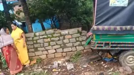 तोरपा: स्वास्थ्य उपकेंद्र अंगराबाड़ी के सामने कार और ऑटो की टक्कर, दो लोग घायल