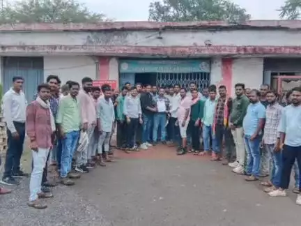 पंडरिया: पंडरिया शक्कर कारखाना में मेंटेनेंस कार्यों के लिए श्रमिकों को काम पर रखने की मांग को लेकर श्रमिक संघ ने SDM को ज्ञापन सौंपा