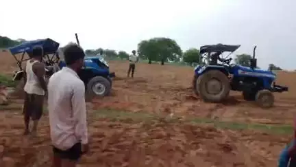 ग्राम कमर मैं फस गया ट्रैक्टर दीपक सिंह परिहार के खेत में युवक का नाम चंदन सिंह परिहार अंकुश सिंह परिहार