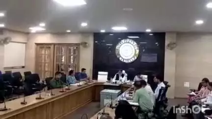 मांडू: समाहरणालय सभाकक्ष में मनरेगा, प्रधानमंत्री आवास व अबुआ आवास योजना के तहत उपायुक्त की अध्यक्षता में बैठक