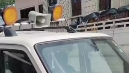 संडीला: सण्डीला कस्बे में पुलिस ने हूटर लगी स्कार्पियो गाड़ी को रोका, यातायात नियमों के तहत कार्रवाई की