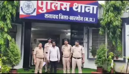 सनावद: सनावद पुलिस ने 4 साल से फरार आरोपी को घाटा बिल्लोद से किया गिरफ्तार