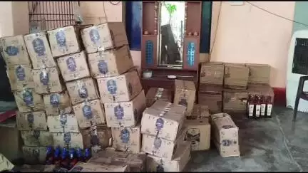 बिदुपुर: मथुरा गांव में पुलिस ने छापेमारी कर 46 कार्टन विदेशी शराब बरामद की, कारोबारी फरार