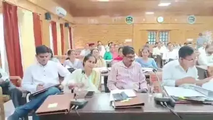 चम्बा: जिला परिषद की त्रैमासिक बैठक बचत भवन चंबा में की गई आयोजित
