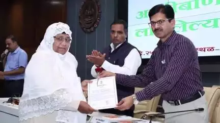 नगर: आणीबाणीमध्ये कारावास भोगलेल्या संघर्षयात्रींचा निवासी उपजिल्हाधिकारी दादासाहेब गिते यांच्या हस्ते गौरव