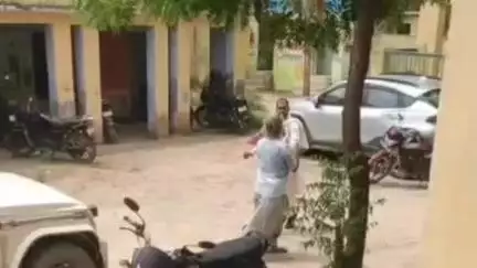 कामां: कामां में कलेक्टर से शिकायत करने पर सरपंच के भाई ने शिकायतकर्ता को पीटा, वीडियो हुआ वायरल