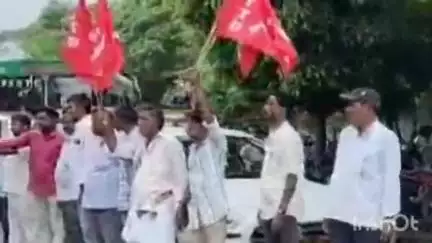విజయనగరం: సమస్యల పరిష్కరించాలని విజయనగరం కలెక్టరేట్ వద్ద రాస్తారోకో నిర్వహించిన గ్రామ రెవెన్యూ సహాయకులు