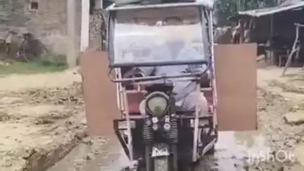 बलरामपुर: चौधरी डीह चौराहे पर बरसात से कीचड़ के कारण आवागमन में हो रही परेशानी, वाहन अक्सर फंस जाते हैं कीचड़ में