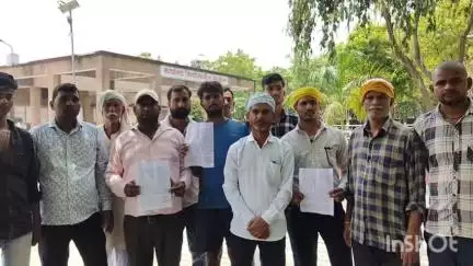 खलीलाबाद: ग्राम तिनहरी में करंट लगने से भाई की मौत के बाद ग्रामवासी अलग से पोल लगवाकर लोगों को सुरक्षित करना चाहते हैं
