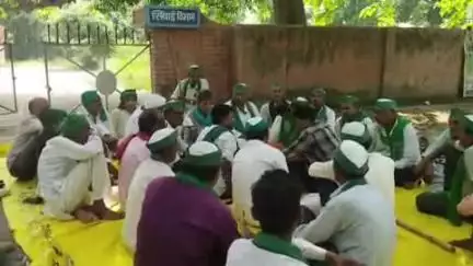 फतेहपुर: नहर कालोनी के किसानों ने नकली खाद बीज कारोबारी को फांसी देने की मांग सहित पंसह सूत्रीय मांगों को लेकर किया प्रदर्शन