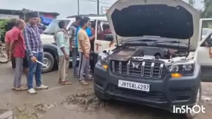 जमुई: बाबू टोला के पास चलती स्कॉर्पियो में सांप को देख दंपती ने कूदकर बचाई जान, देखने के लिए स्थानीय लोगों की भीड़ जुटी