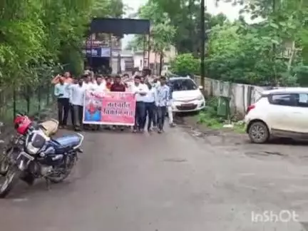 कन्नौद: खिवनी में वन विभाग द्वारा आदिवासियों के झोपड़े तोड़ने के विरोध में जनजाति विकास मंच ने एसडीएम को ज्ञापन सौंपा