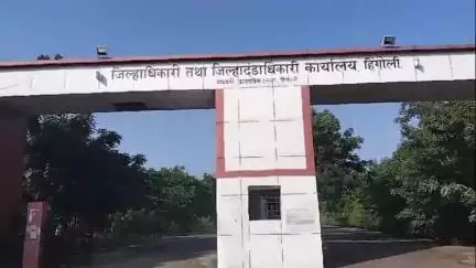 हिंगोली: धरणग्रस्त संघर्ष समितीच्या वतीने जिल्हाधिकारी गुप्ता यांना निवेदन
