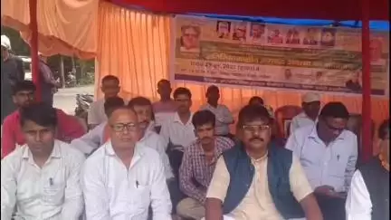 हज़ारीबाग: झारखंड राज्य दफादार चौकीदार पंचायत 6 सूत्री मांगों के साथ समाहरणालय के सामने अनिश्चितकालीन अनशन पर बैठी