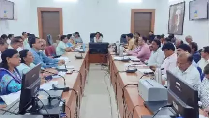 सिवनी: कलेक्टर ने कलेक्ट्रेट सभा कक्ष में धरती आबा जनजातीय ग्राम उत्कर्ष अभियान की प्रगति की समीक्षा की