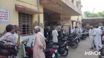 कुम्हेर: कुम्हेर थाना क्षेत्र के एक गांव में एक लड़की ने एक लड़के द्वारा ब्लैकमेलिंग से परेशान होकर आत्महत्या कर ली