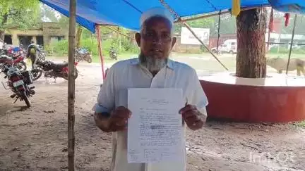 गावां: गावां अंचल में पानी निकासी को लेकर वृद्ध ने सीओ को दिया आवेदन