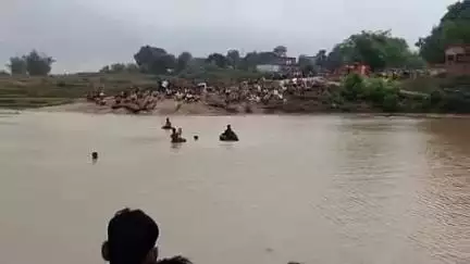 चितरपुर: लारीकला में तालाब में डूबने से एक व्यक्ति की मौत, गोताखोरों ने शव निकाला