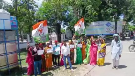 सुपौल: युवा कांग्रेस ने आवास सहायकों के समर्थन में शांतिपूर्ण प्रदर्शन किया