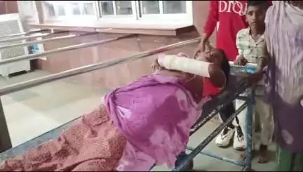 बांसवाड़ा: हरू गांव में हैंडपंप पर पानी भरने को लेकर विवाद के बाद काका ससुर ने बहू के साथ की मारपीट, एमजी अस्पताल में हुआ उपचार