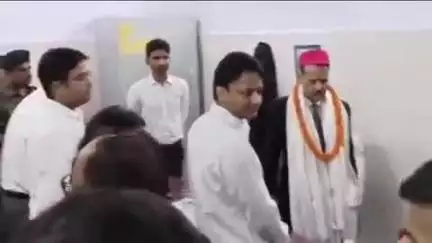 बेनीपुर: व्यवहार न्यायालय बेनीपुर में प्रधान जिला जज विनोद कुमार तिवारी को सेवानिवृत्ति पर विदाई दी गई