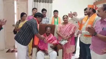 దేశంలో ఎమర్జెన్సీ విధించి 50 ఏళ్లు పూర్తయిన నేపథ్యంలో మండపేట లో బిజేపీ శ్రేణులు బ్లాక్ డే కార్యక్రమం