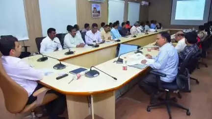 జిల్లాలో ఔత్సాహిక పారిశ్రామికవేత్తలను ప్రోత్సహించండి: కలెక్టర్ చేతన్