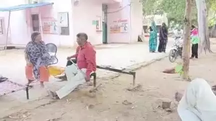 फतेहपुर: अशोथर प्राथमिक स्वास्थ्य केंद्र में तीमारदारों के बैठने की व्यवस्था हुई धड़ाम, पीड़ितों ने वीडियो बनाकर किया वायरल