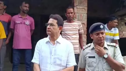 কালীগঞ্জ: মোলান্দি গ্রামে বোমাবাজিতে নিহত  নাবালিকার পরিবার মন্ত্রী হুমায়ুন কবিরের আর্থিক সহায়তা ফিরিয়ে দিলেন