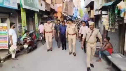 बरेली। जिलाधिकारी अविनाश सिंह एवं वरिष्ठ पुलिस अधीक्षक अनुराग आर्य ने पुलिस /प्रशासनिक अधिकारियों तथा पुलिस बल के साथ
