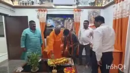 तुलसीपुर: नीट परीक्षा में उच्च अंक से उत्तीर्ण होने पर छात्र को देवीपाटन शक्तिपीठ के महंत योगी मिथलेश नाथ ने सम्मानित किया